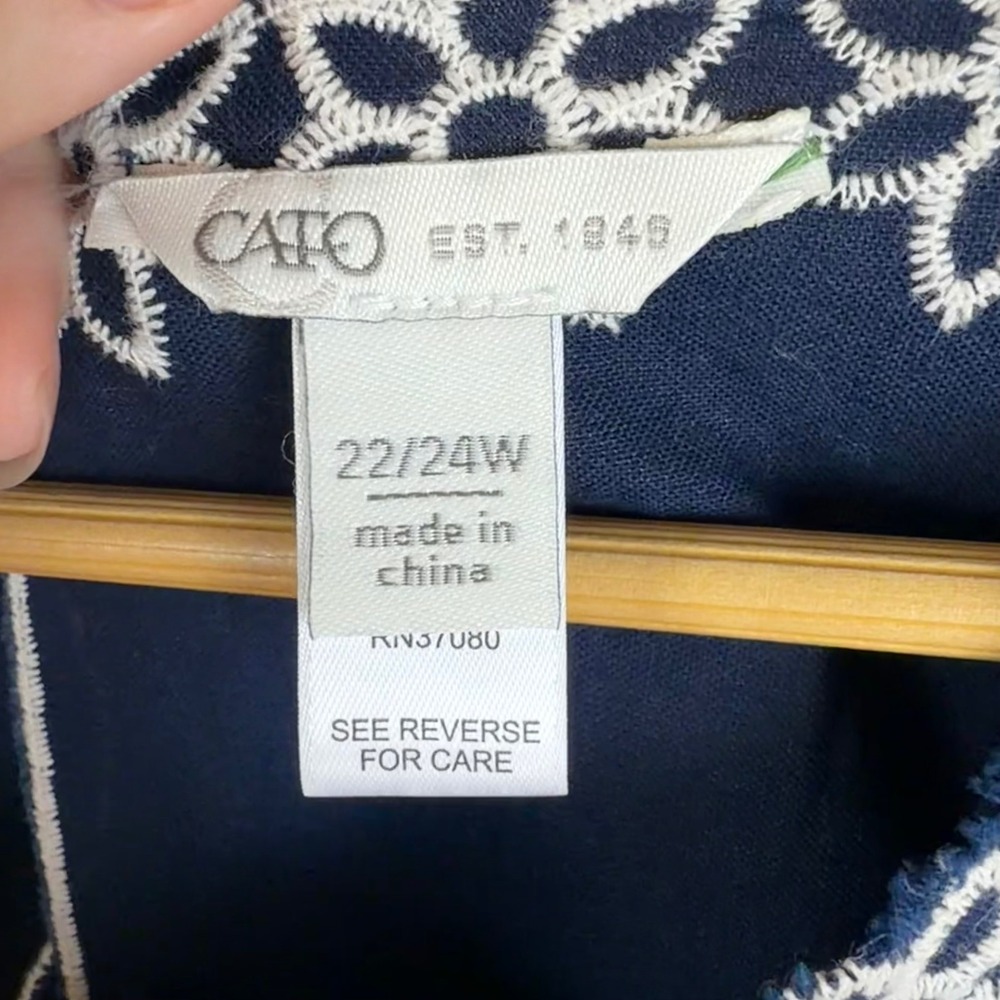 Cato Floral Embroidered Boho Blouse Size 22/24W Navy Cotton Ramie Cottage Chic - Picture 5 of 9